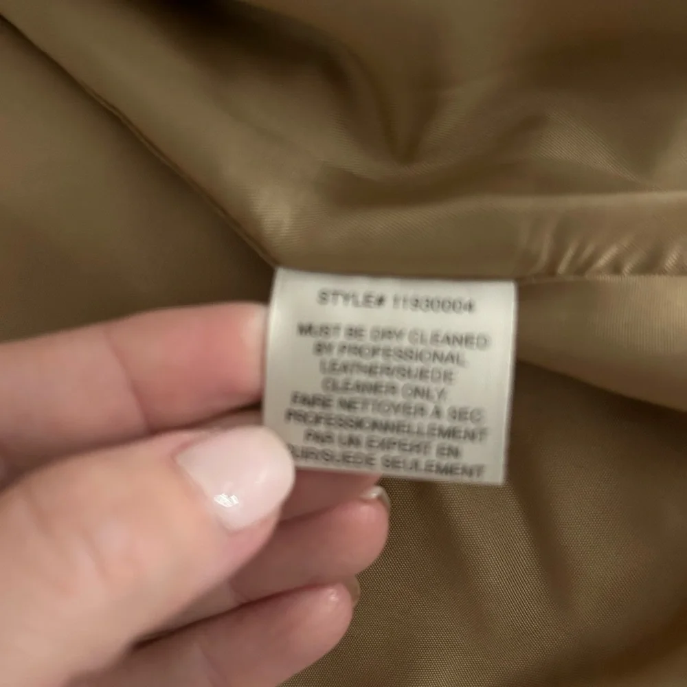 Club Monaco Leather Jacket with side pockets and zip. Size 2 - Picture 6 of 7